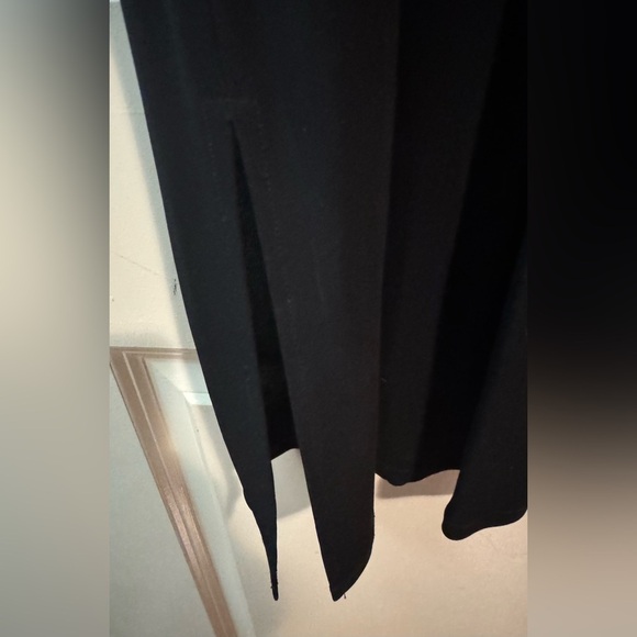 Elegant Black Sleeveless Dress - Picture 5 of 7